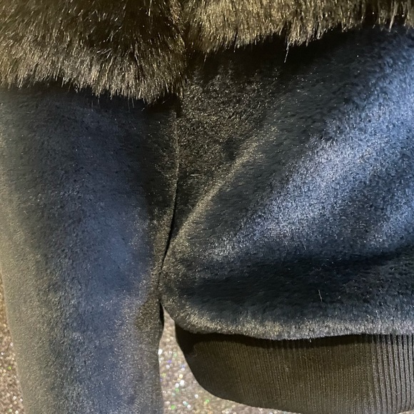 New John & Jenn Medium M Black Blue Faux Fur Bomber Jacket Womens Trendy Boxy - Picture 10 of 10
